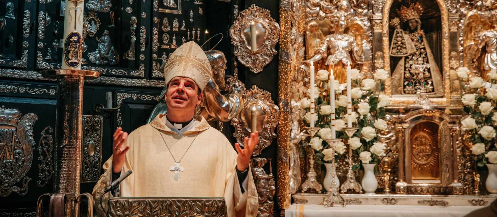 Bischof Stefan Oster predigt vor dem Gnadenbild "Schwarze Madonna" in Altötting