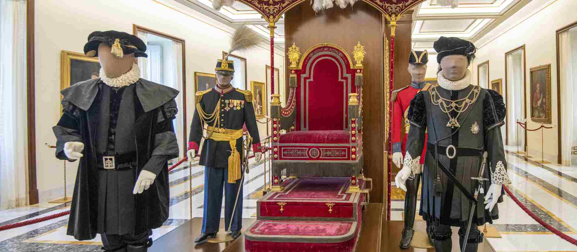 Wenn Sie es dann in das Museum geschafft haben, können Sie viele Ausstellungsstücke zur Papstgeschichte wie Kleidung, Kunst und Möbel sehen. Außerdem gibt es zahlreiche Portraits von Päpsten. Ein Audioguide erklärt Ihnen, wer auf den jeweiligen Bildern zu sehen ist.  