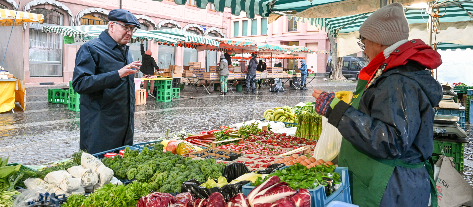 Bischof Kohlgraf auf dem Wochenmarkt