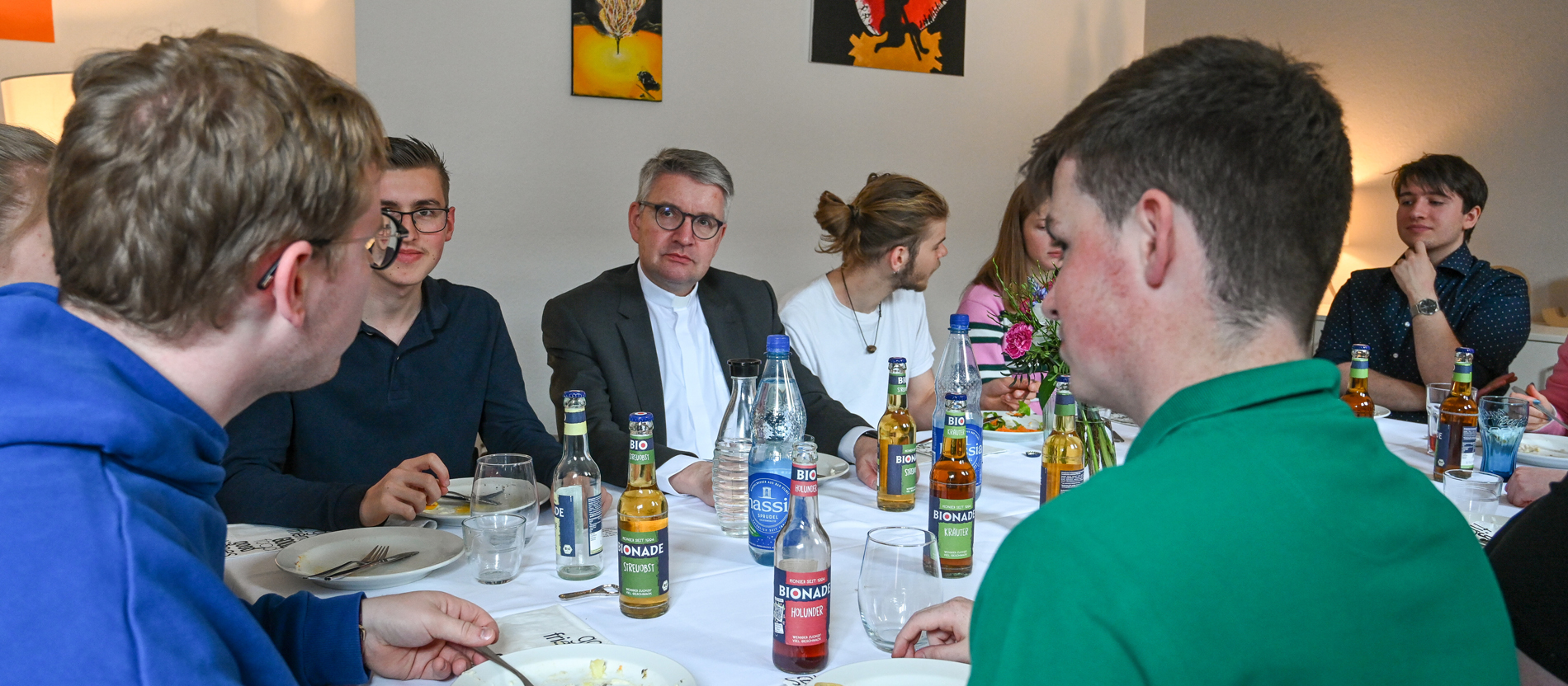 Bischof Kohlgraf im Gespräch mit Jugendlichen