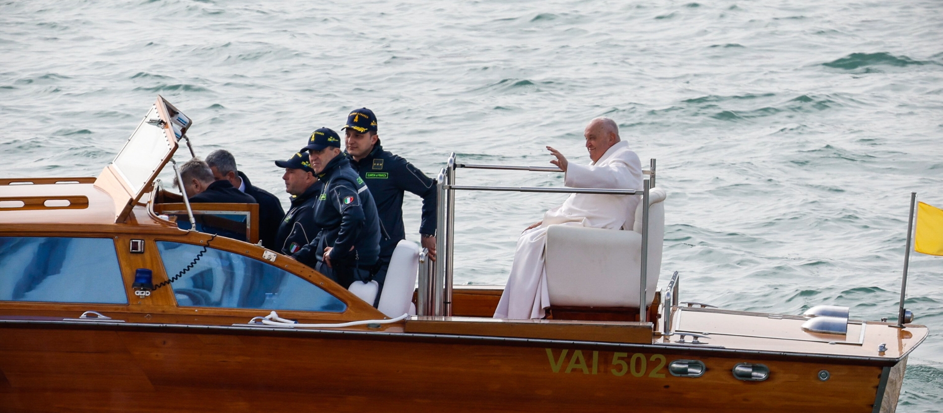 Papst Franziskus fährt mit dem Boot von der Insel Giudecca zur Basilika Santa Maria della Salute in Venedig (Italien) am 28. April 2024.