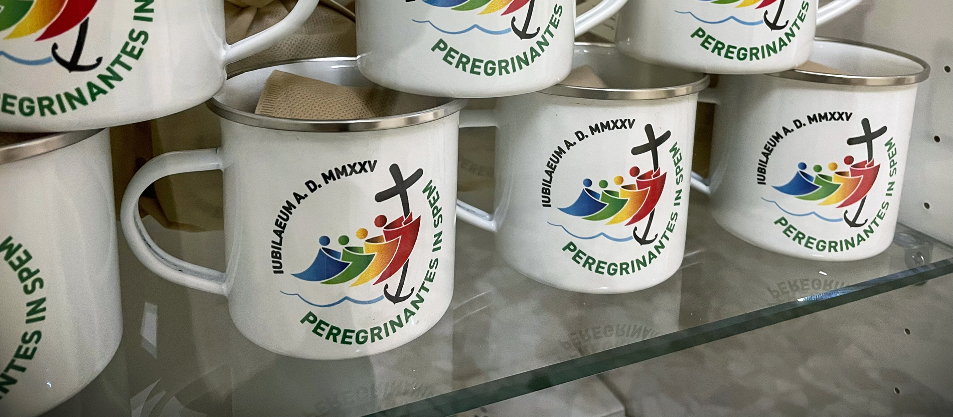 Tassen mit dem Logo des Heiligen Jahres