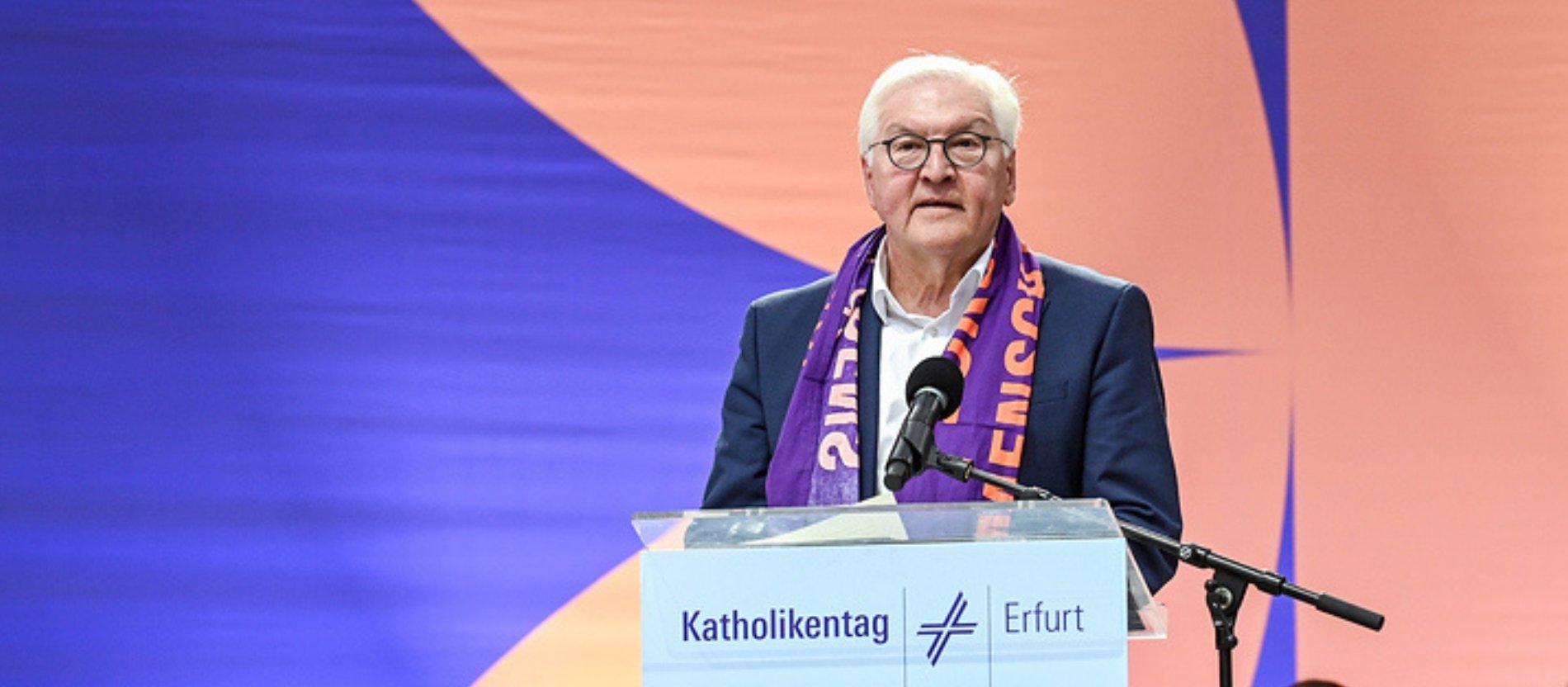 Bundespräsident Frank-Walter Steinmeier steht vor einem Rednerpult.