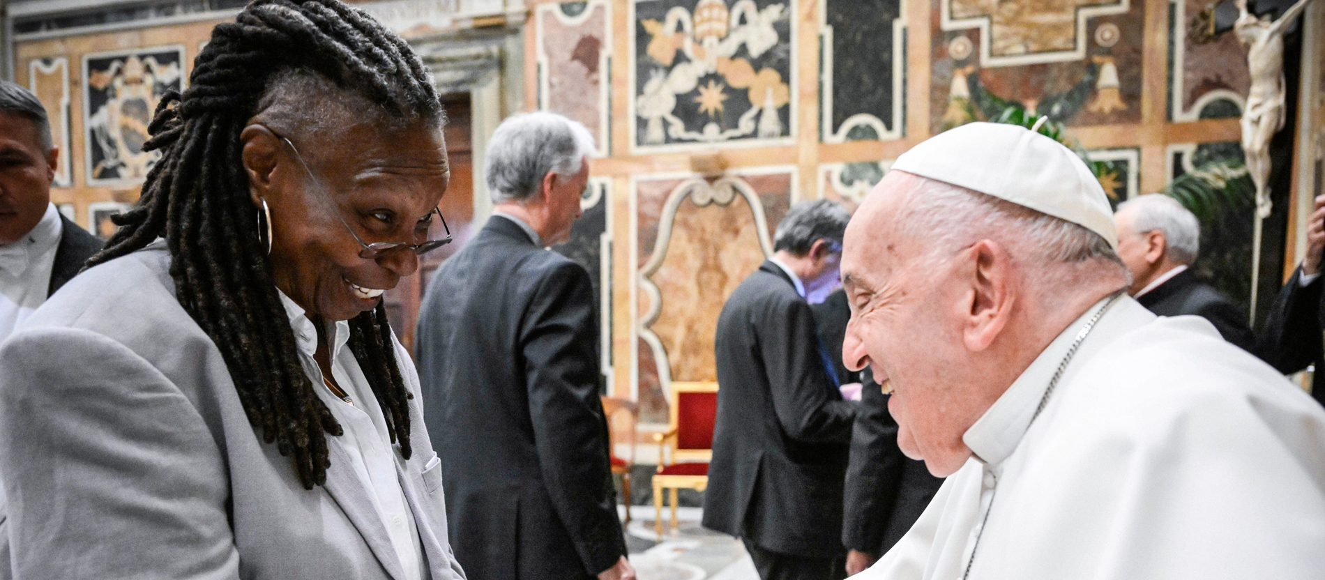 Whoopi Goldberg und Papst Franziskus