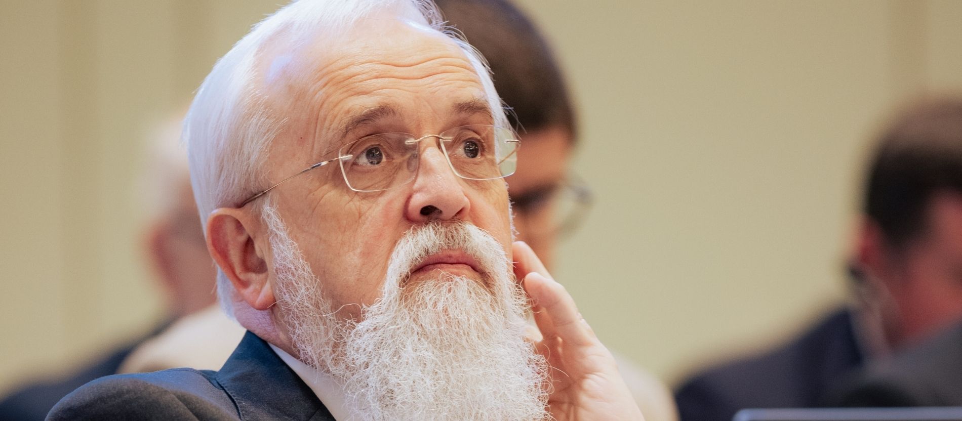 Der Magdeburger Bischof Gerhard Feige schaut nachdenklich in die Luft
