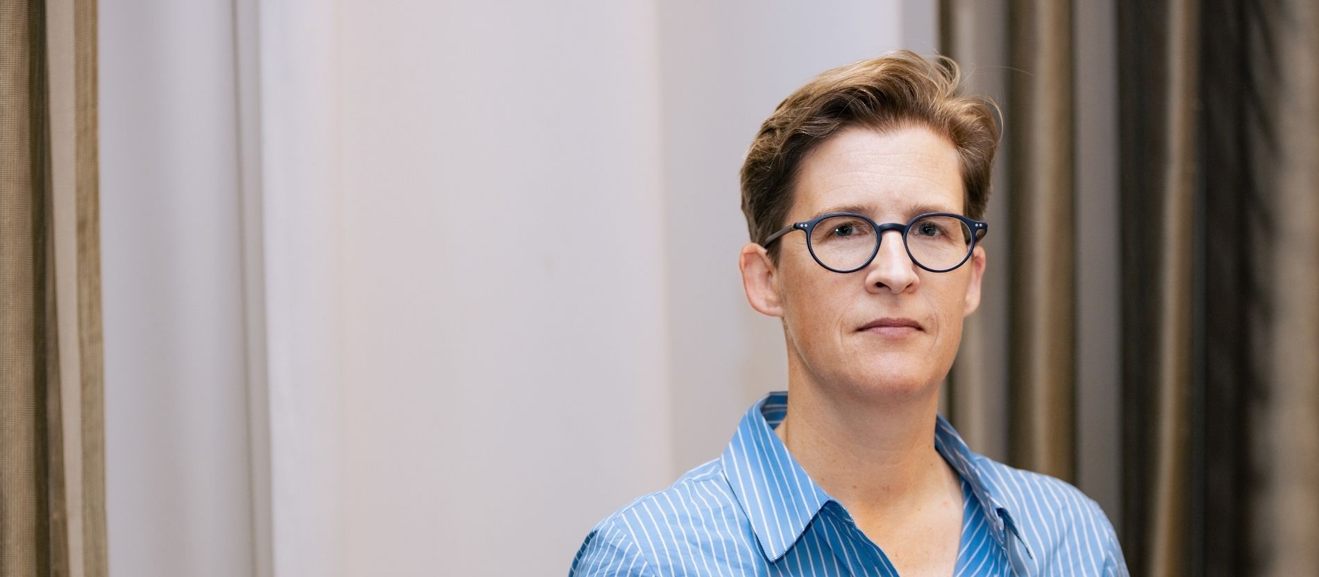 Die Theologin Julia Knop schaut ernst in die Kamera