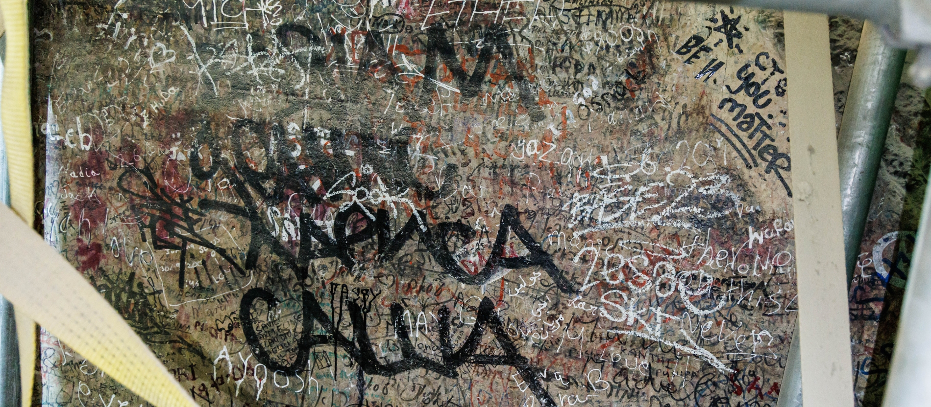 Rückseite einer mittelalterlichen Steinplatte mit Signaturen von Pilgern in der Grabeskirche