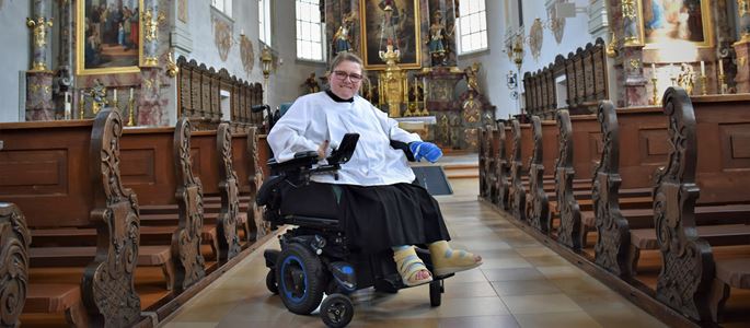 Ministrantin Angie Korsch mit ihrem Rollstuhl in der Mariä-Himmelfahrt-Kirche in Thannhausen.