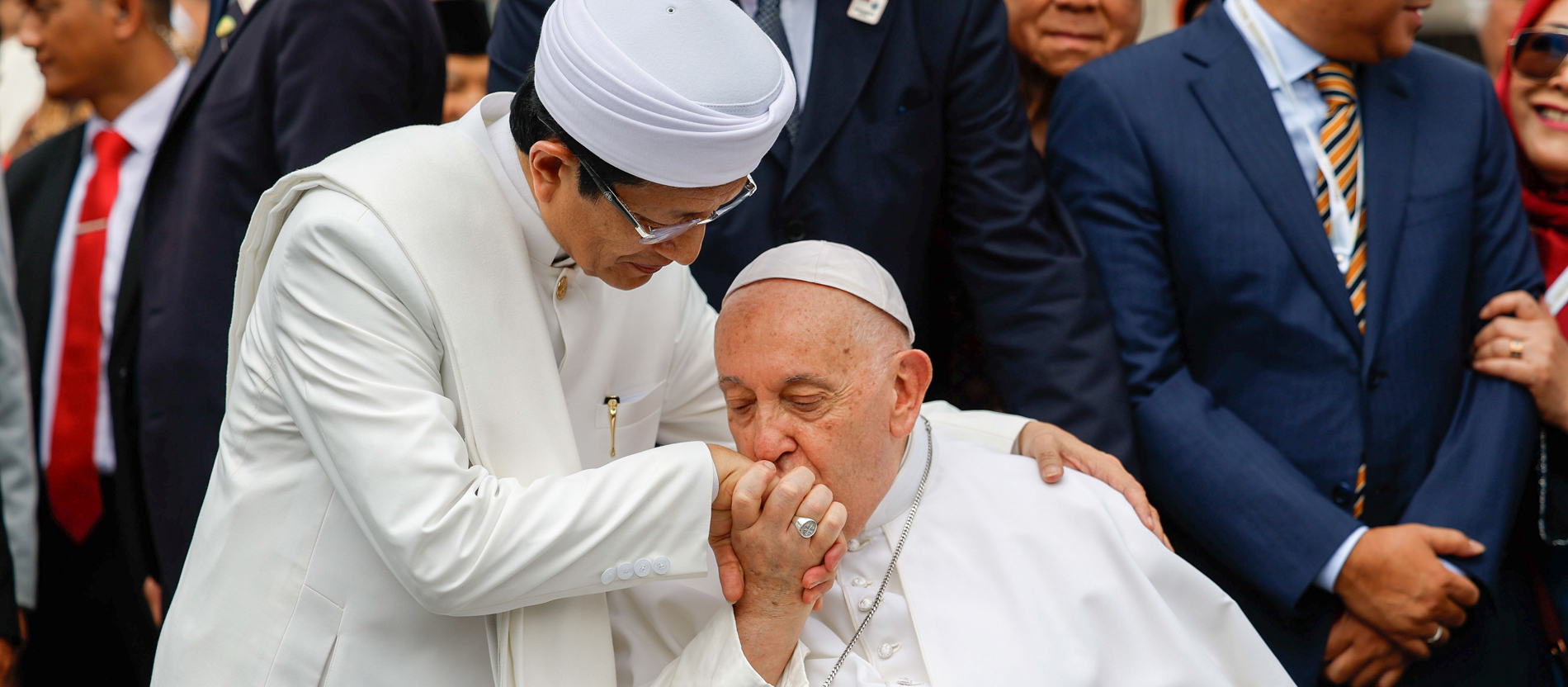 Papst Franziskus küsst die Hand von Nasaruddin Umar, Großimam der Istiqlal-Moschee in Jakarta
