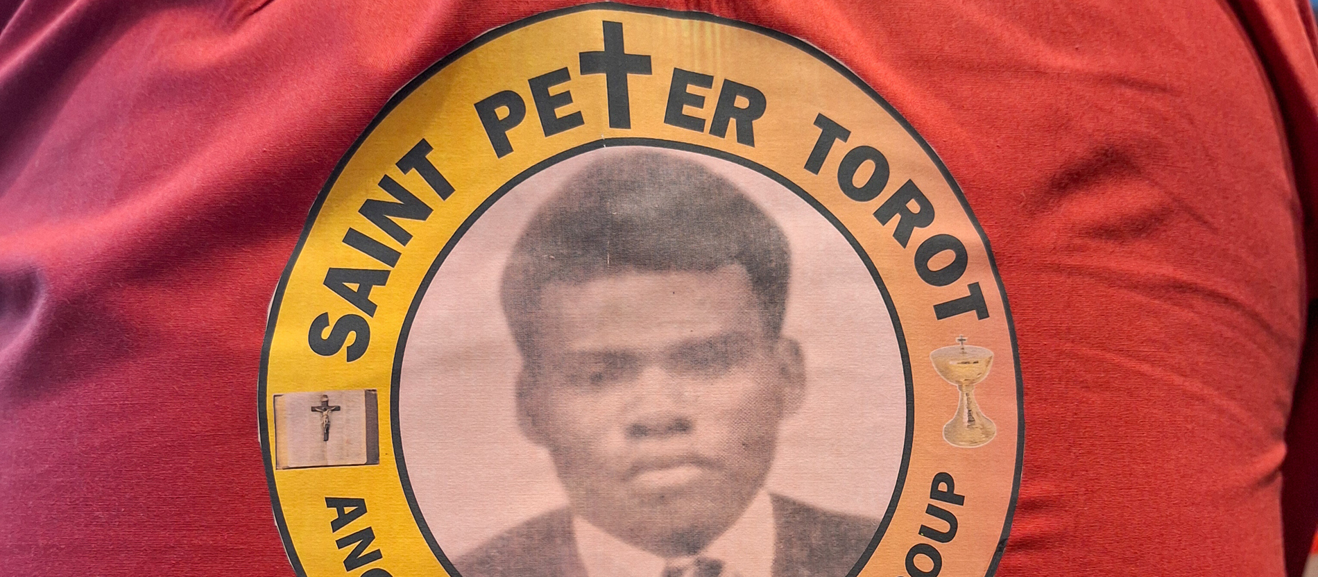 Ein Kleidungsstück mit dem Abbild des seligen Peter To Rot