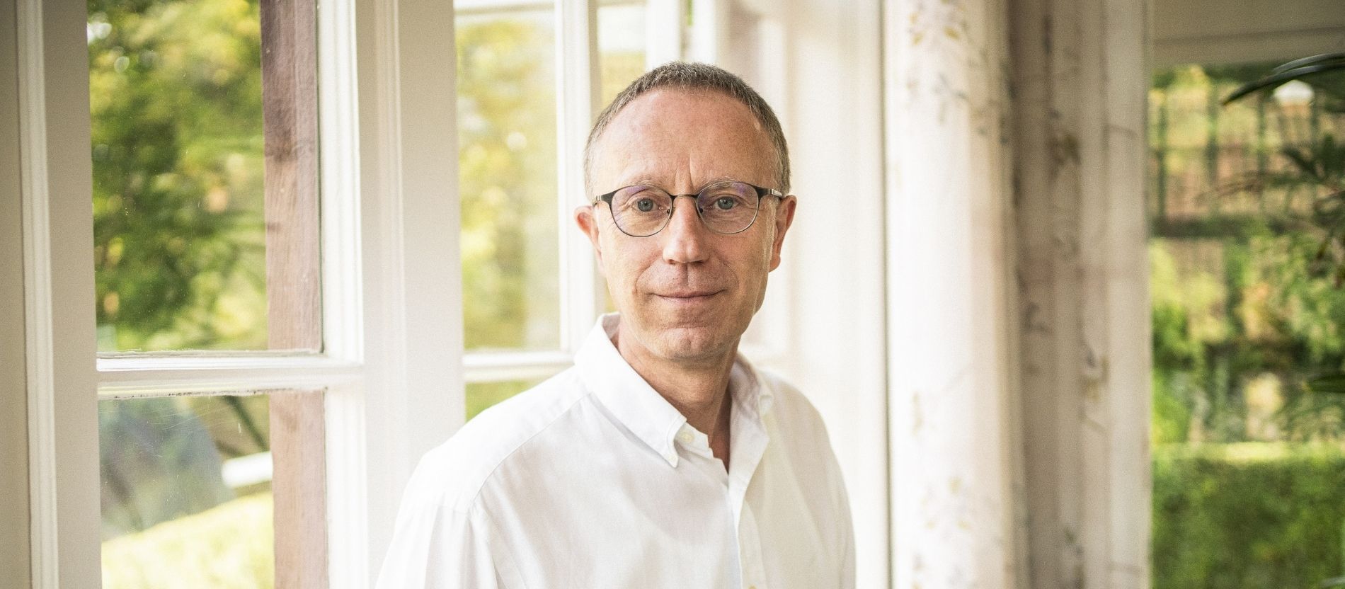 Moraltheologe Franz-Josef Bormann steht vor einem Fenster