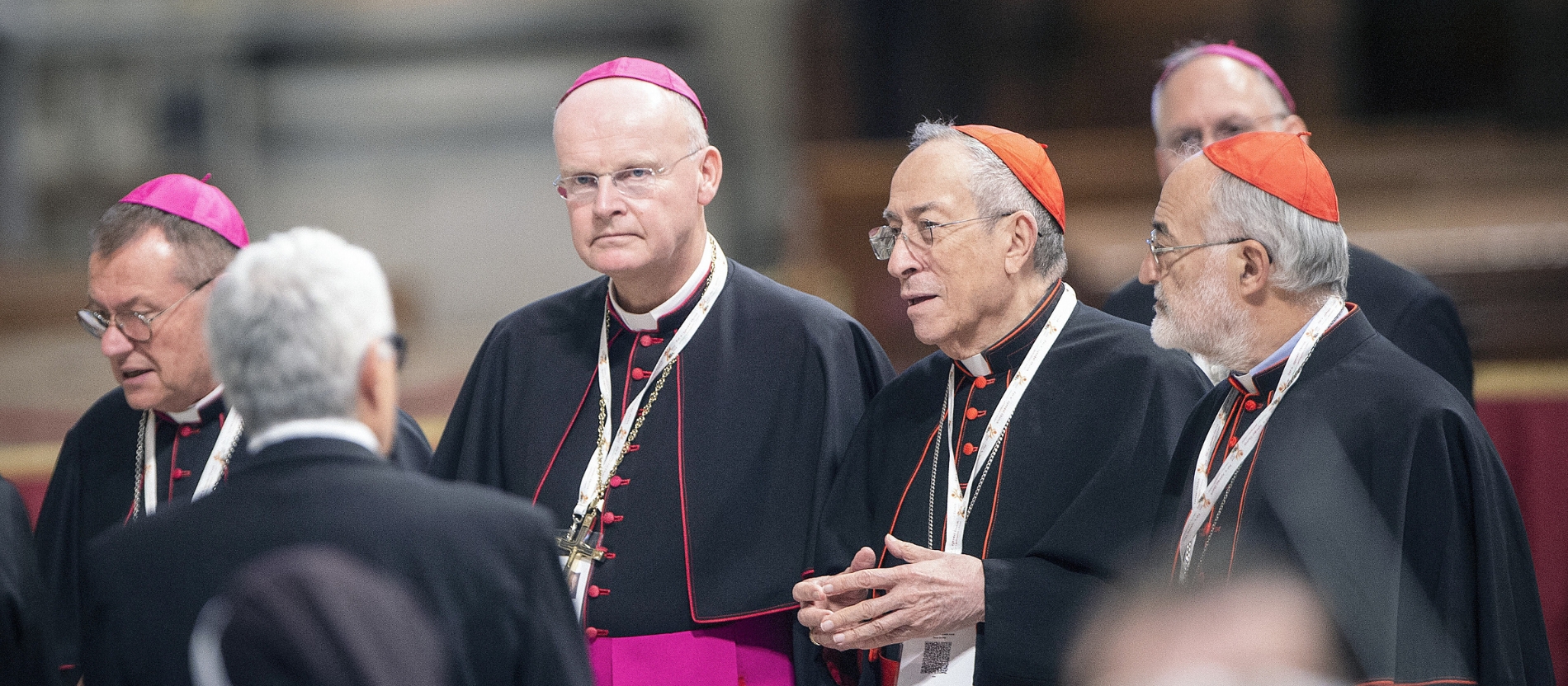 Franz-Josef Overbeck steht zwischen anderen Bischöfen bei einer Vigil zur Eröffnung der letzten Phase der Weltsynode