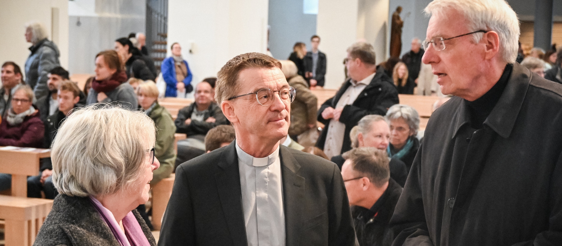 Der neue Bischof von Rottenburg-Stuttgart, Klaus Krämer, im Gespräch mit Menschen