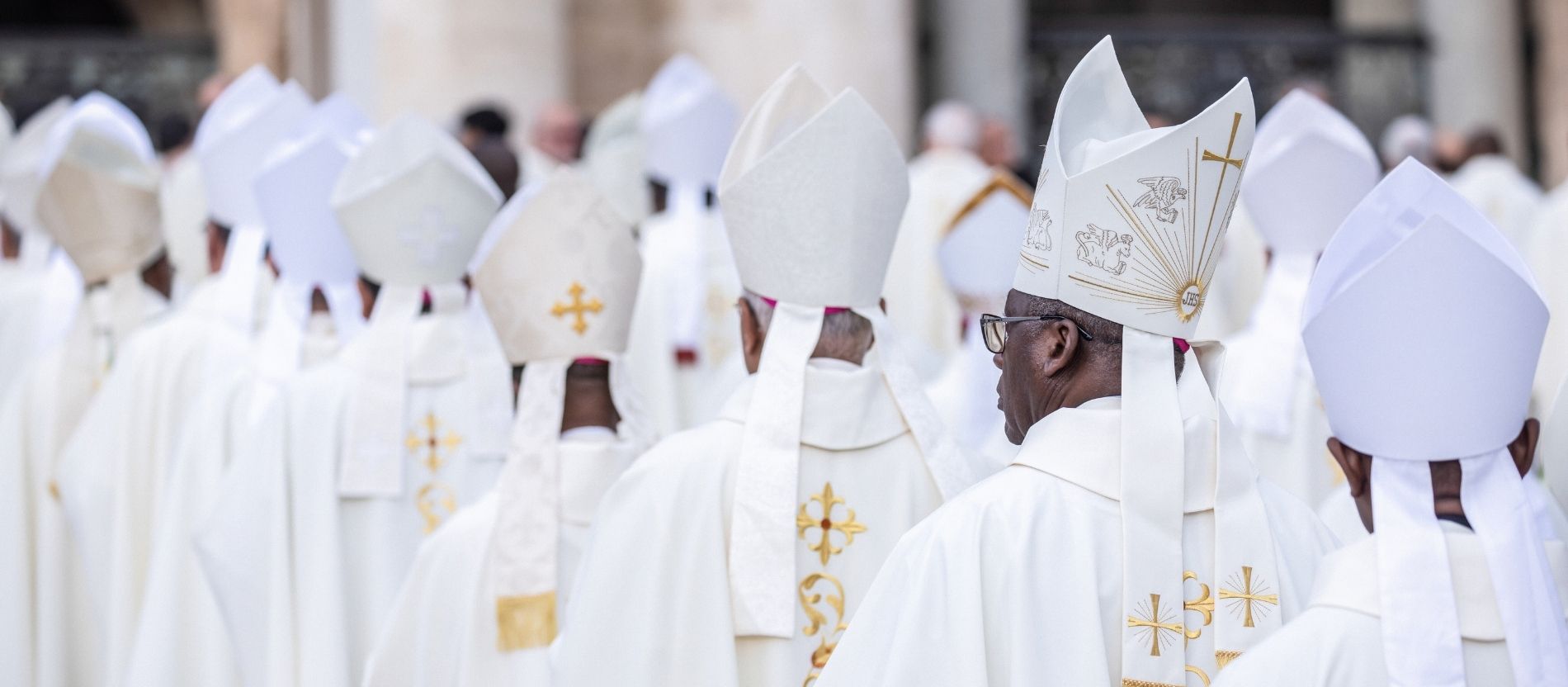 Bischöfe und Kardinäle ziehen bei einem Gottesdienst über den Petersplatz im Vatikan