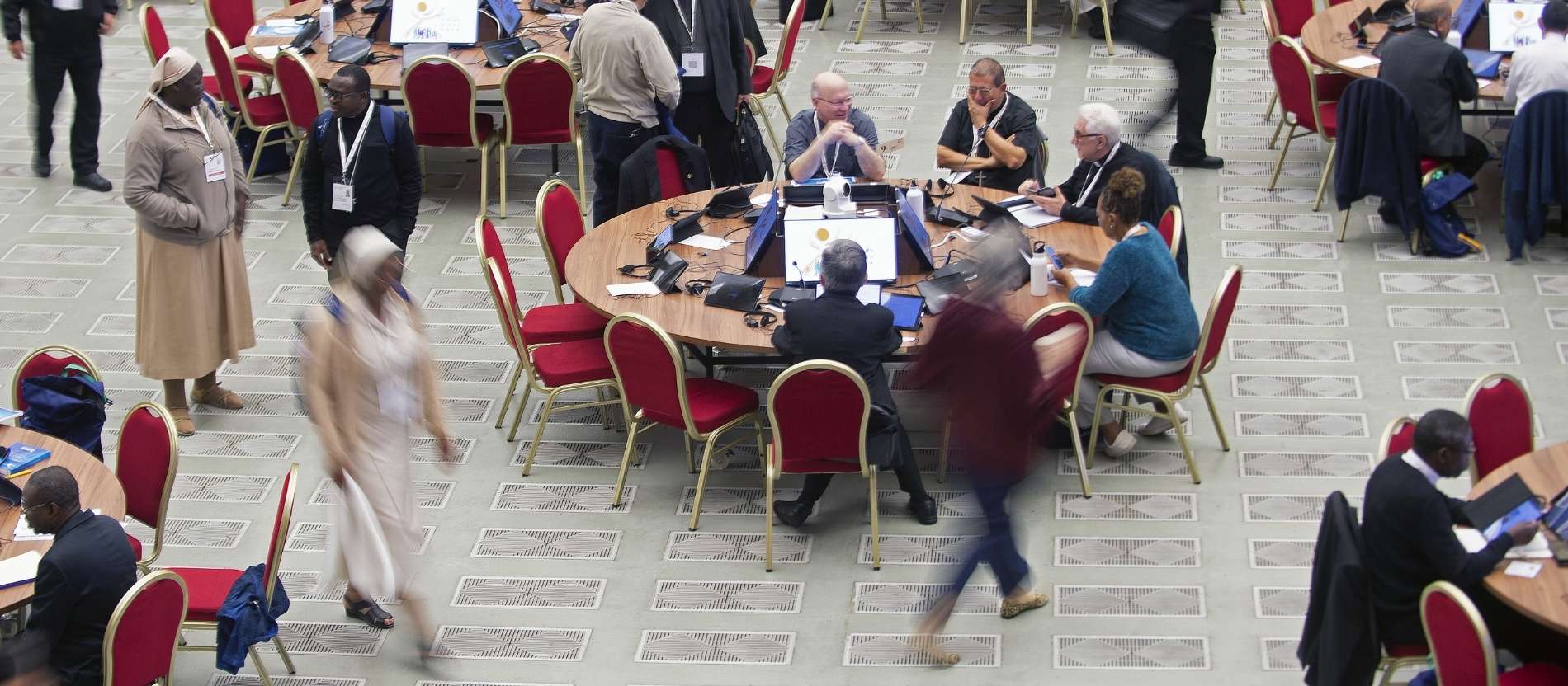 Teilnehmer bei den Beratungen der Weltsynode im Vatikan