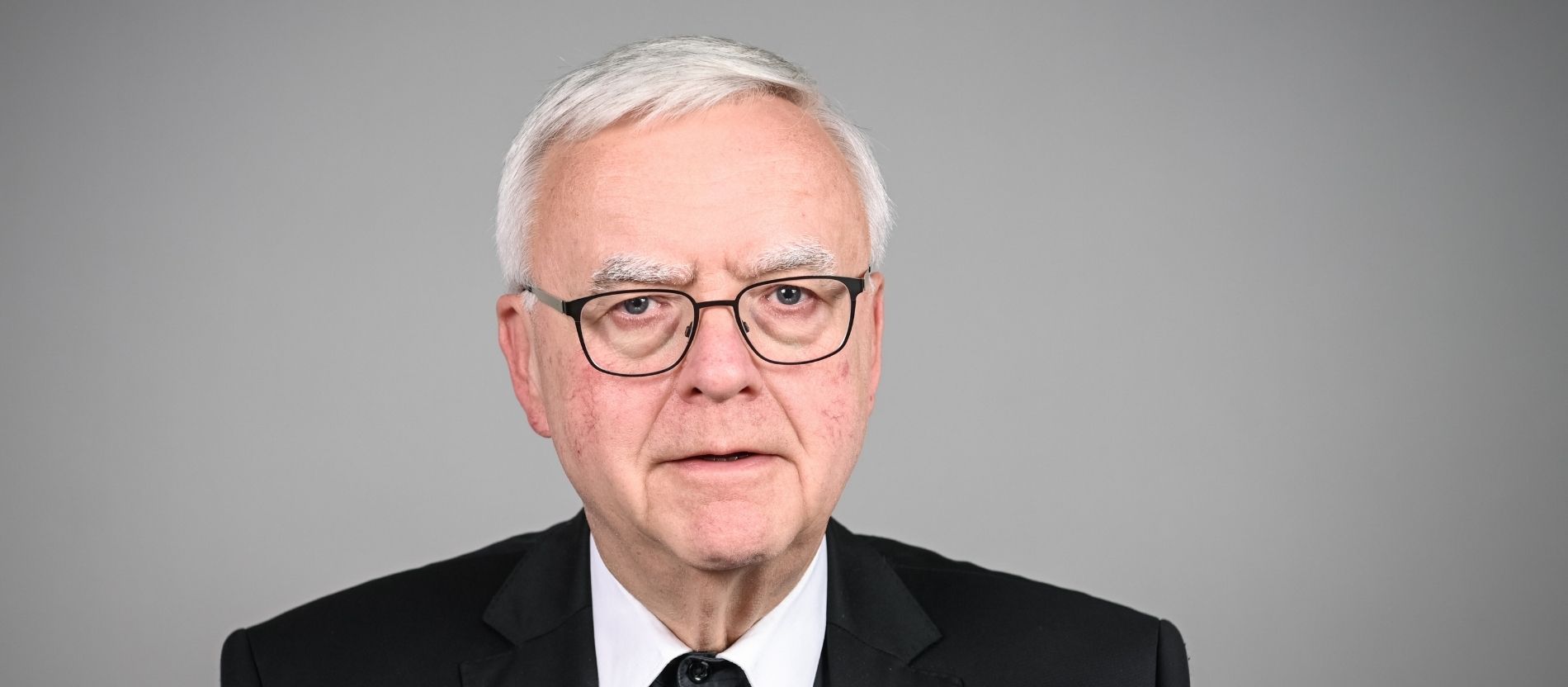 Der Berliner Erzbischof Heiner Koch schaut nachdenklich in die Kamera