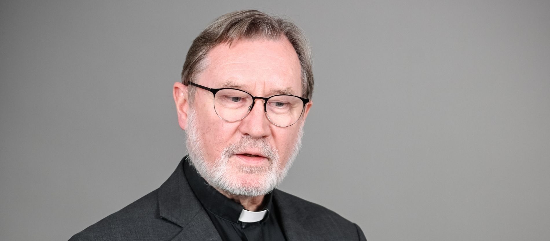Der Berliner Weihbischof Matthias Heinrich schaut nachdenklich nach unten