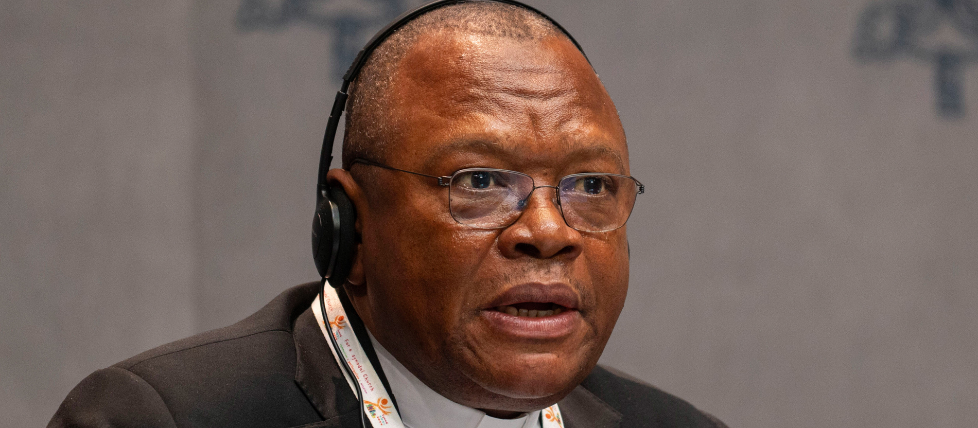 Kardinal Fridolin Ambongo Besungu bei einer Pressekonferenz während der Weltsynode im Vatikan.