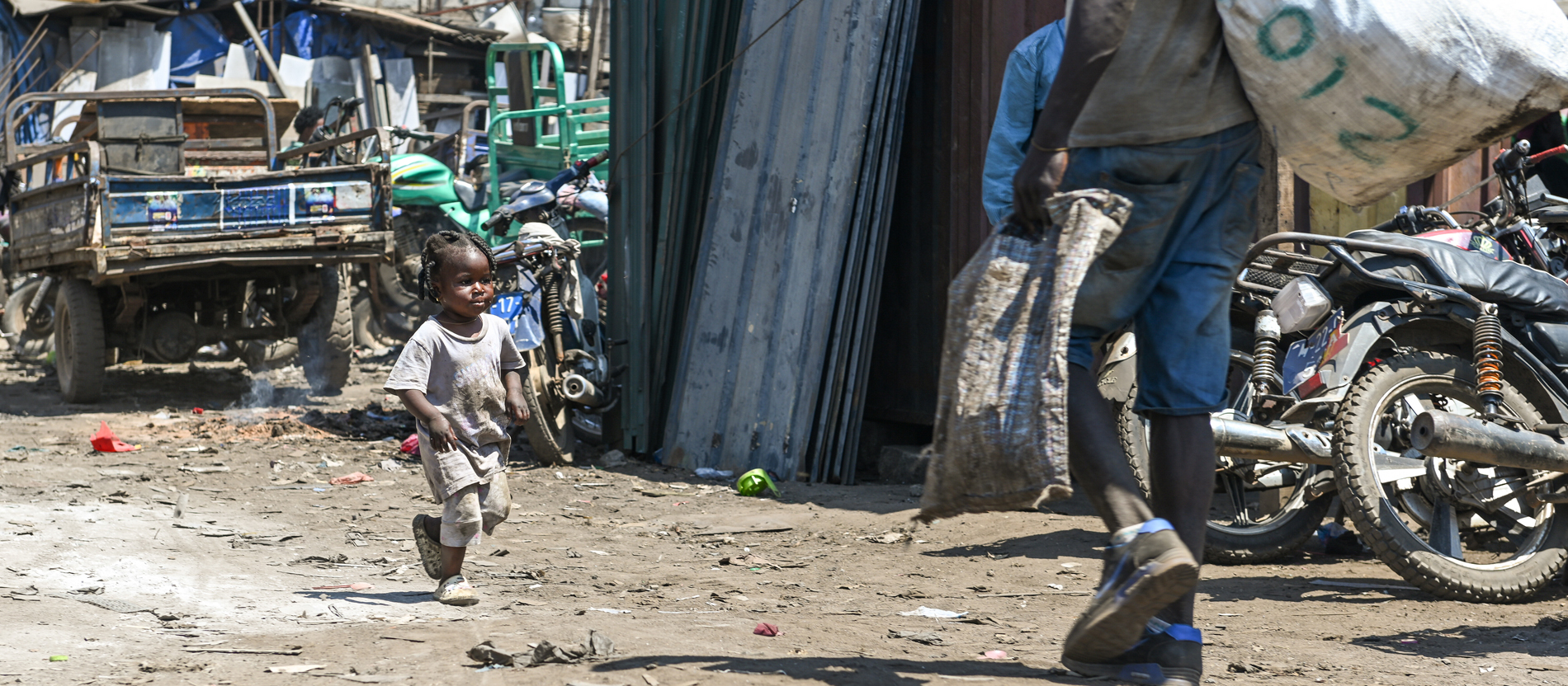 Kind auf der Müllkippe
