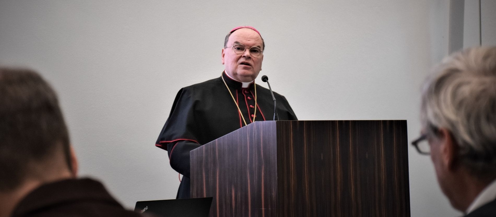 Bischof Bertram Meier spricht bei einem Vortrag