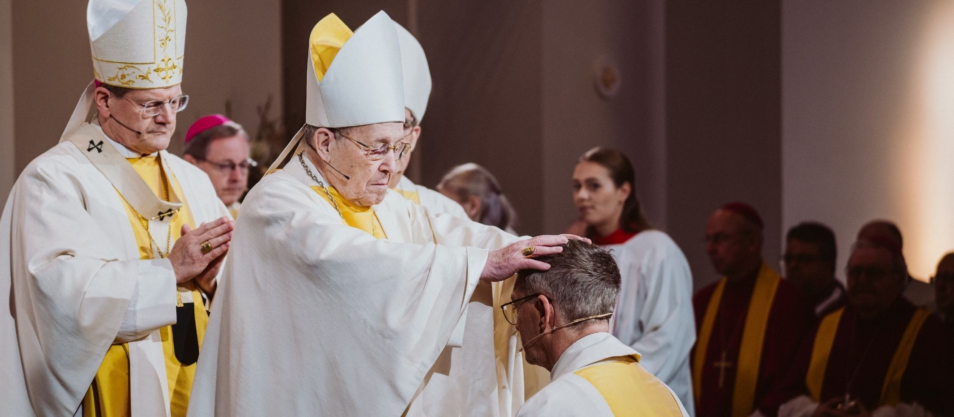 Kardinal Walter Kasper legt bei einem Gottesdienst zur Bischofsweihe von Klaus Krämer die Hände auf dessen Kopf