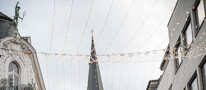 Kirchturm und Adventslichter