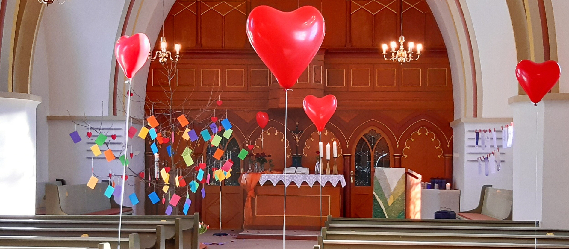 Luftballons in Herzform vor Valentinstags-Gottesdienst