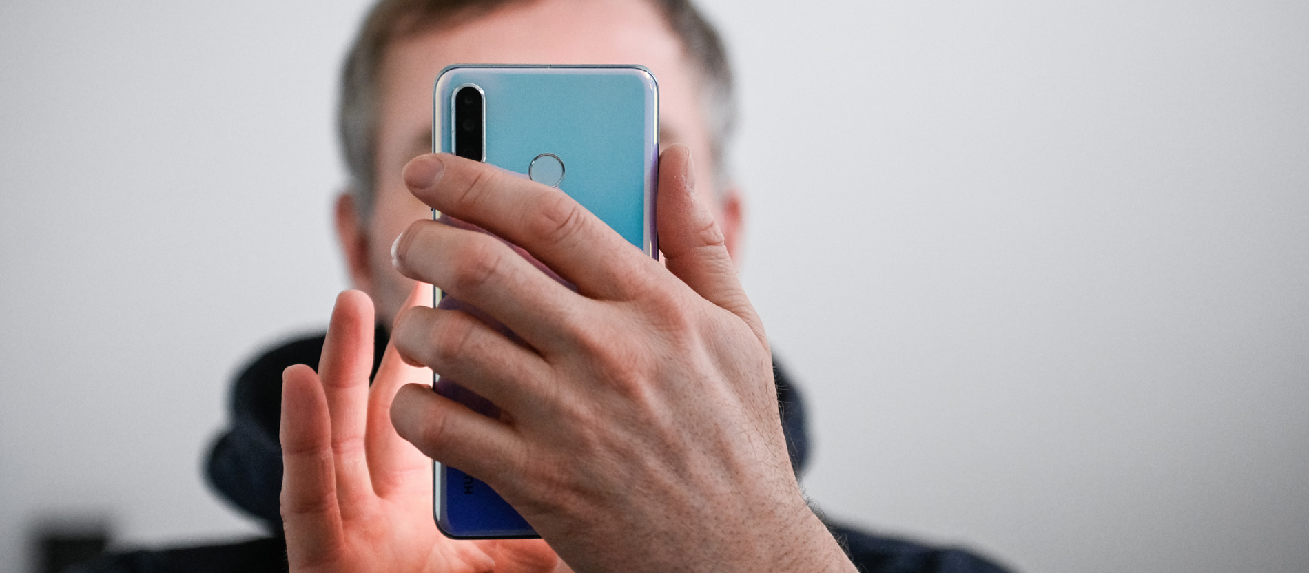 Ein Mann bedient ein Smartphone in seinen Händen