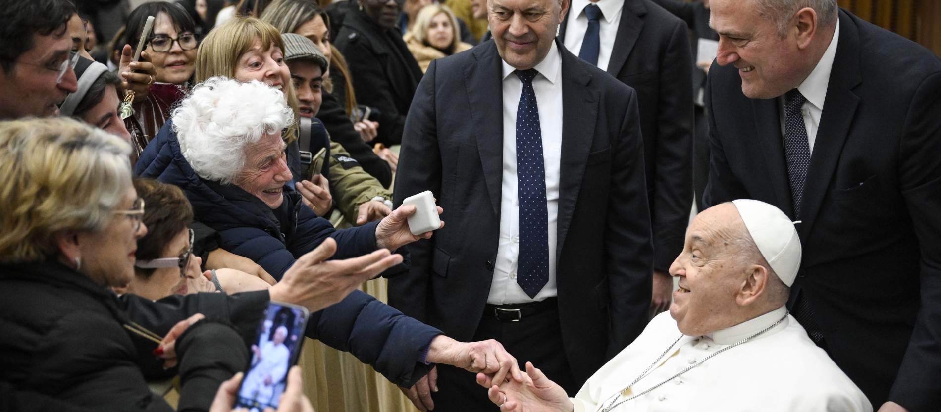 Papst Franziskus begrüßt Besucher bei seiner Ankunft zur Generalaudienz am 12. Februar 2025 in der Audienzhalle im Vatikan.