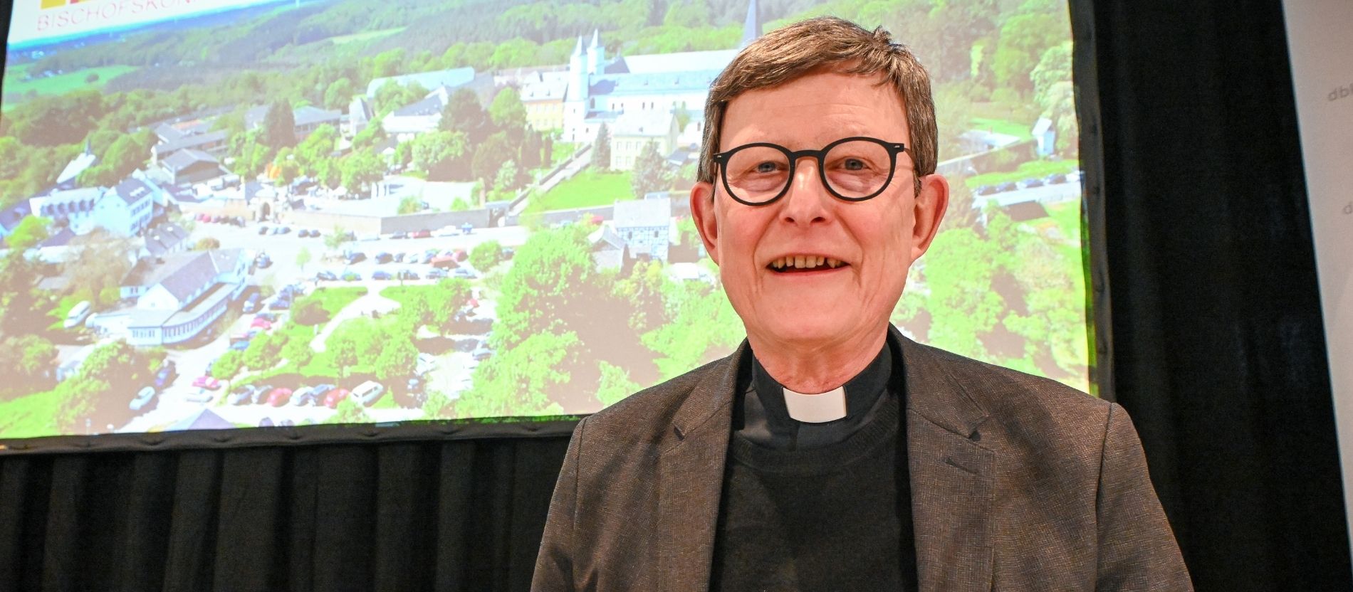 Kardinal Rainer Maria Woelki lächelt in die Kamera