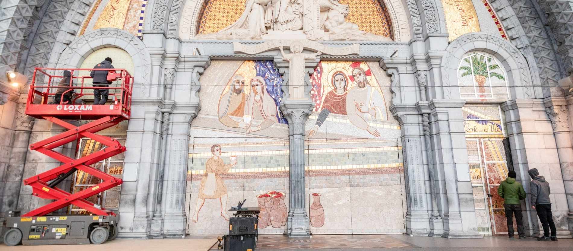 Arbeiter verhüllen die Mosaiken des mutmaßlichen Missbrauchstäters Marko Rupnik an der Basilika im französischen Wallfahrtsort Lourdes