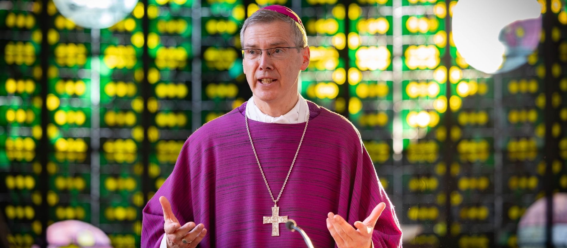 Bischof Heiner Wilmer spricht bei einem Gottesdienst