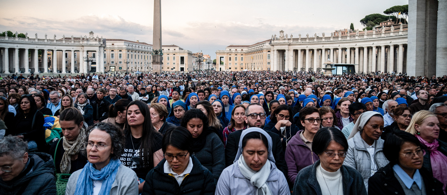 Menschen nehmen auf dem Petersplatz Abschied von Papst Franziskus