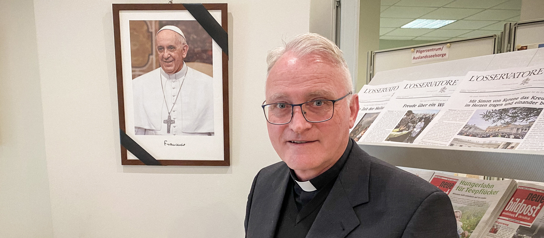 Pfarrer Christian Böck, Direktor des Deutschen Pilgerzentrums in Rom, vor dem Kondolenzbuch für Papst Franziskus