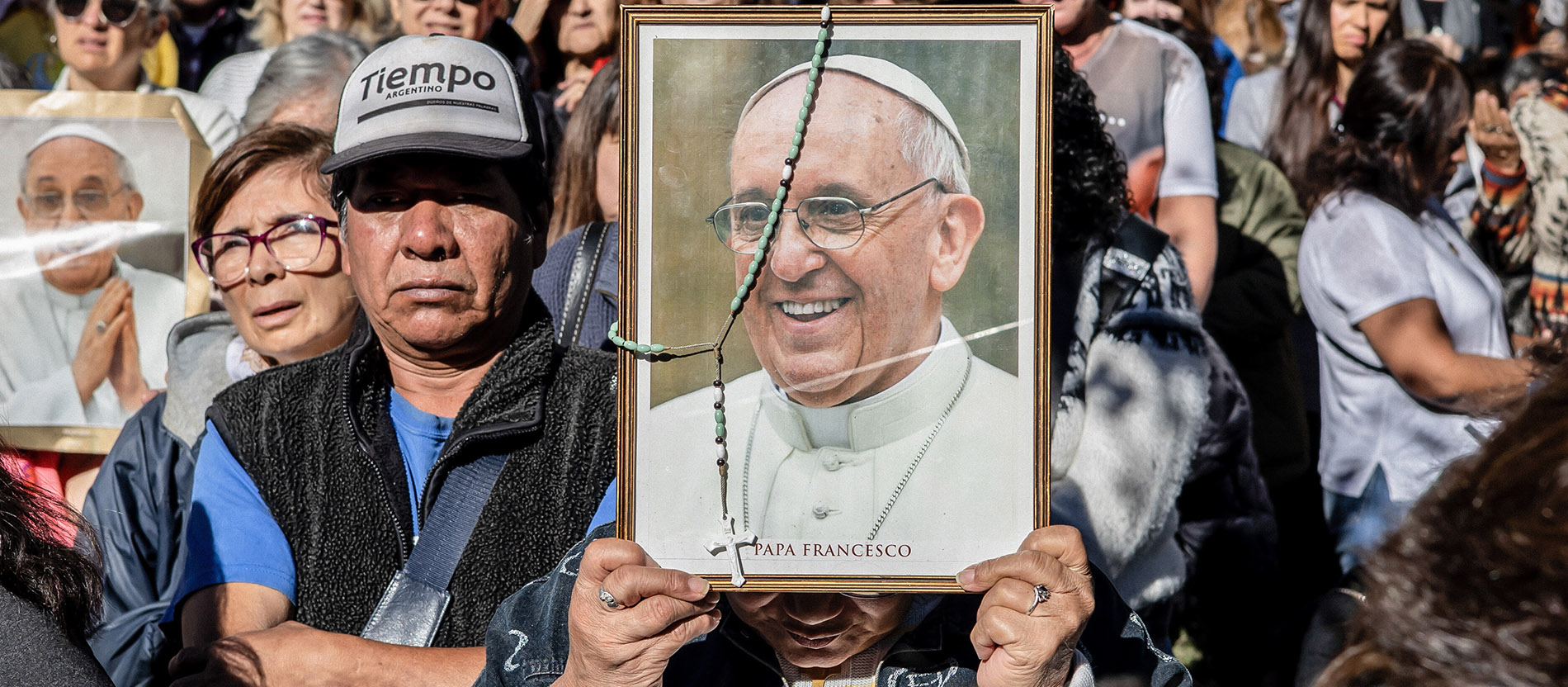 Gerahmtes Bild von Papst Franziskus bei einer Trauerfeier in Argentinien
