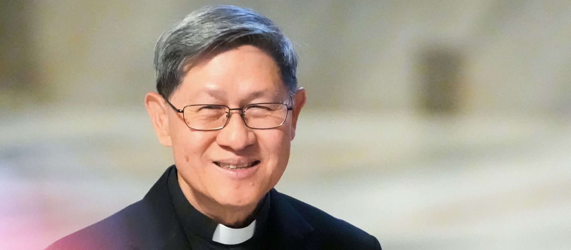 Kardinal Luis Antonio Tagle lächelt in die Kamera