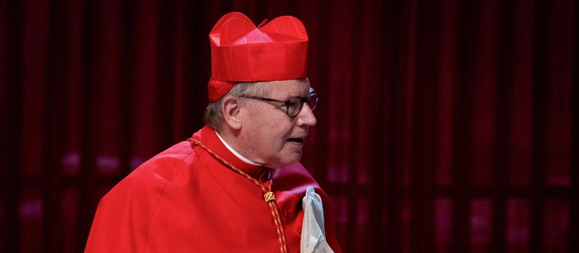 Kardinal Willem Jacobus Eijk auf dem Weg zu einem Gottesdienst im Petersdom