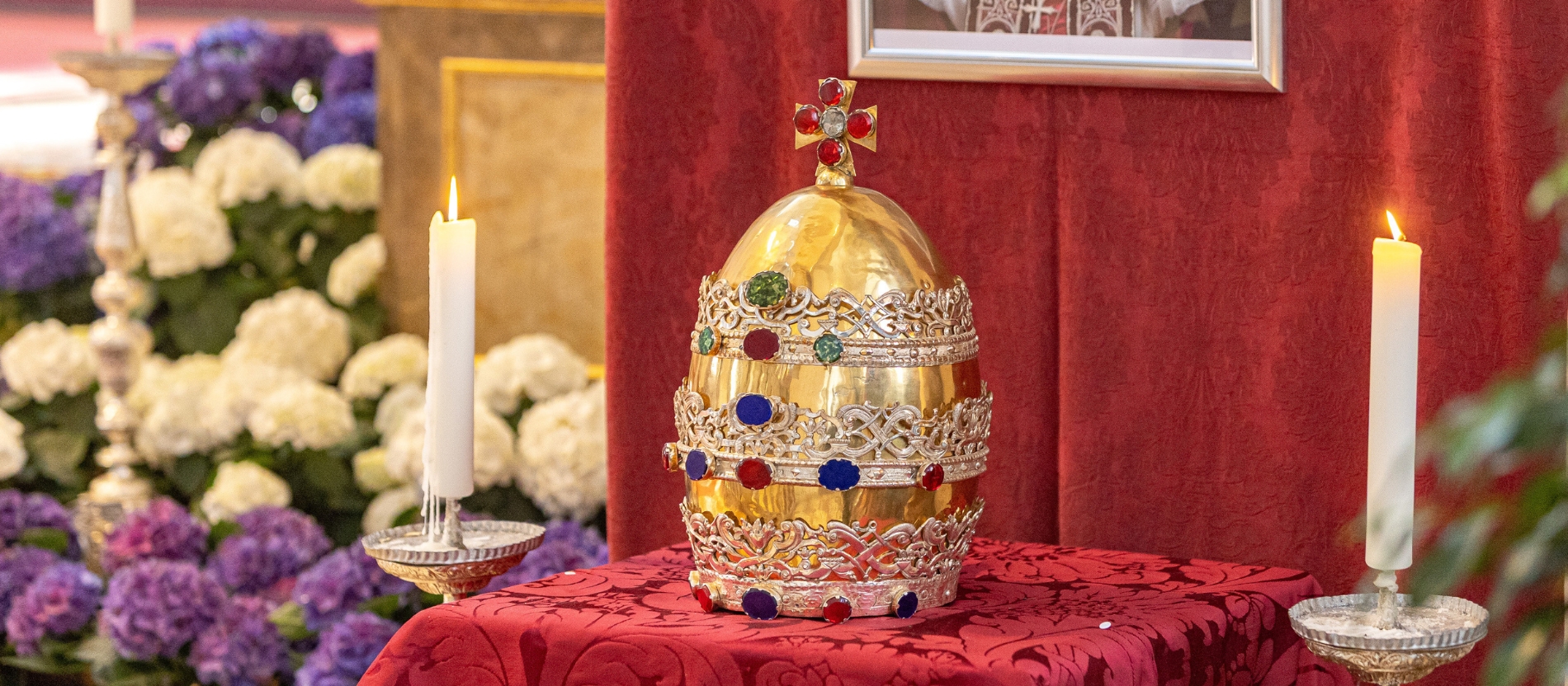 Papstkrone für einen Petrus in München