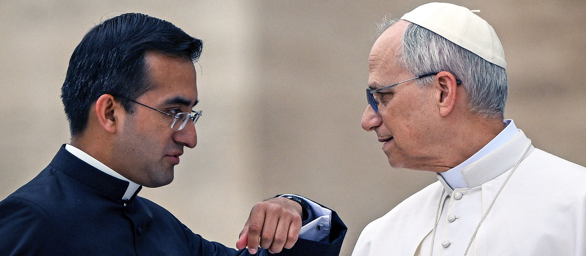 Papst Leo XIV. im Gespräch mit seinem Privatsekretär Edgard Ivan Rimaycuna Inga