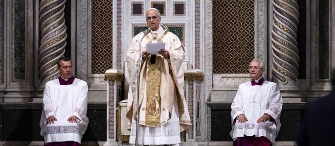 Papst Leo XIV. steht vor der Kathedra in seiner Bischofskirche, der Lateranbasilika