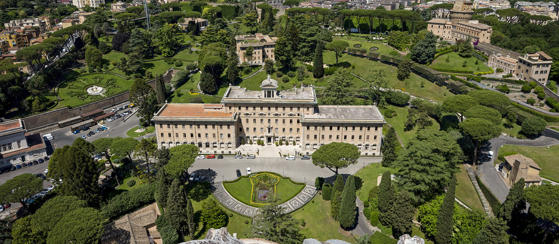 Blick von der Kuppel des Petersdoms aus auf den Vatikanstaat mit den Vatikanischen Gärten, in der Mitte das Governatorat des Vatikanstaates.