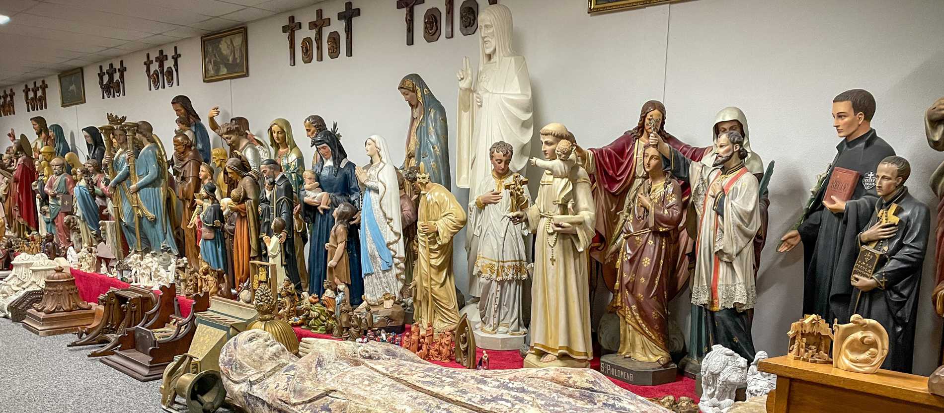 Marienfiguren im religiösen Supermarkt "Relimarkt" in Heerlen (Niederlande)