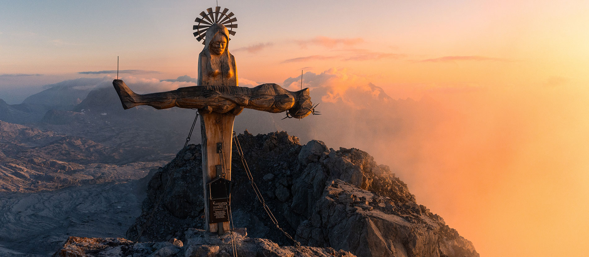 Gipfelkreuz in Form einer stehenden Pieta auf der Schönfeldspitze