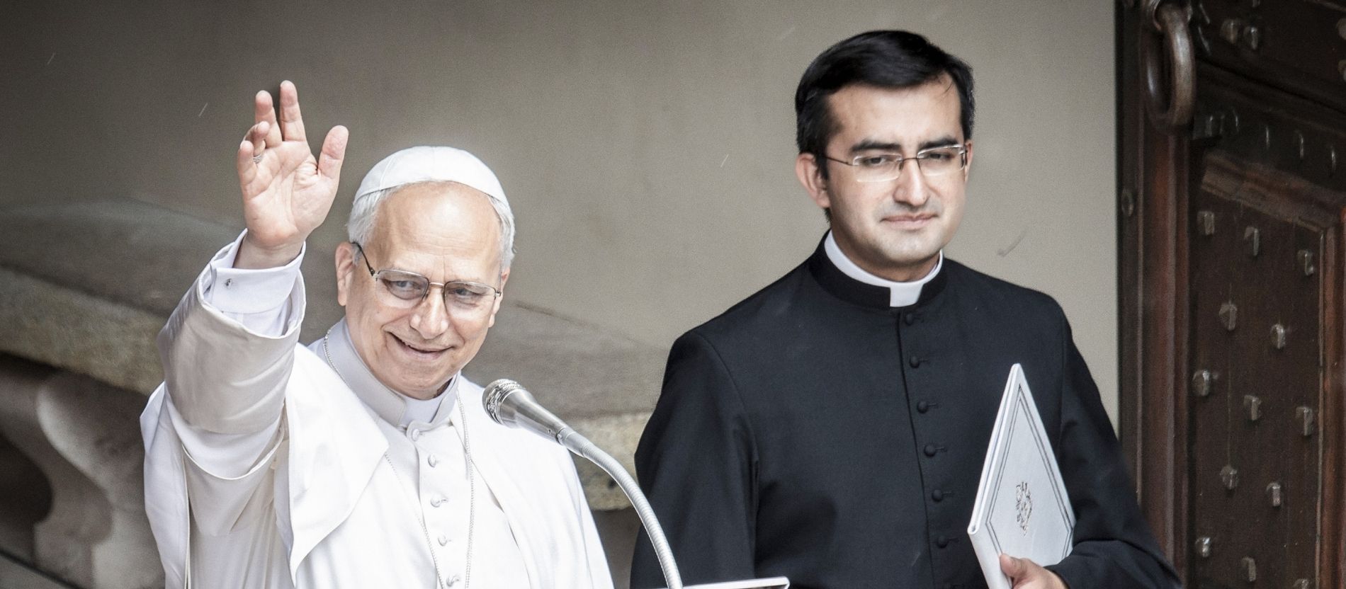 Papst Leo XIV. grüßt die Menschen in Castel Gandolfo, neben ihm sein Privatsekretär Edgard Ivan Rimaycuna Inga