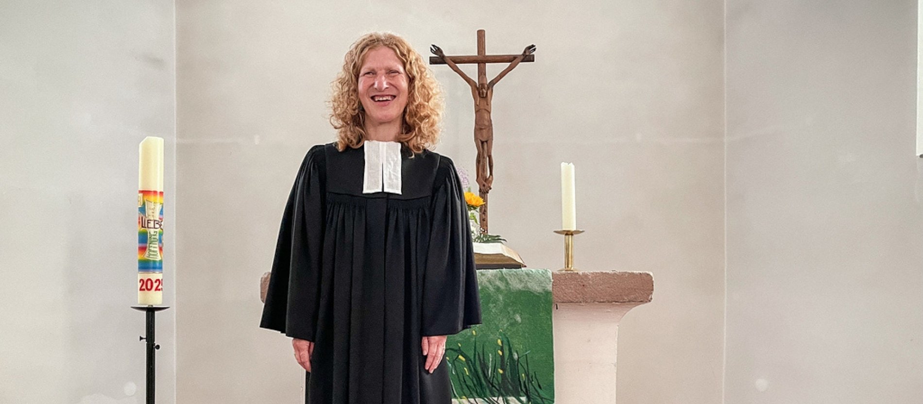 Brigitte Buchsein, Vikarin der evangelischen Kirchengemeinde Oberstedten, am 24. Juni 2025 in der Pfarrkirche in Oberursel.