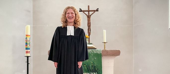 Brigitte Buchsein, Vikarin der evangelischen Kirchengemeinde Oberstedten, am 24. Juni 2025 in der Pfarrkirche in Oberursel.