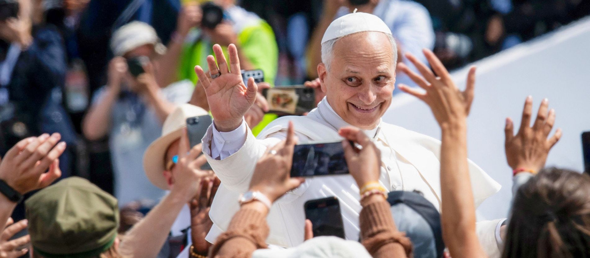 Beim Abschlussgottesdienst des Jugendjubiläums am 3. August 2025 grüßt Papst Leo XIV. die jubelnden Menschenmassen. 
