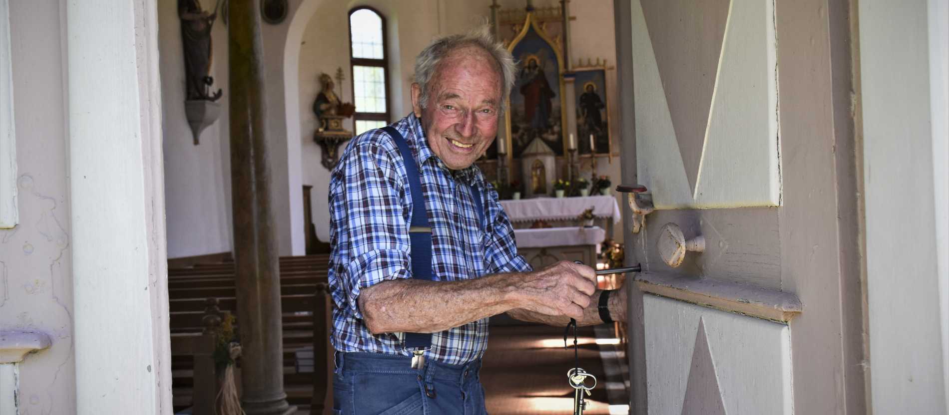 Hausmeister Josef Wagner in der Kapelle Sankt Rochus in Weißach