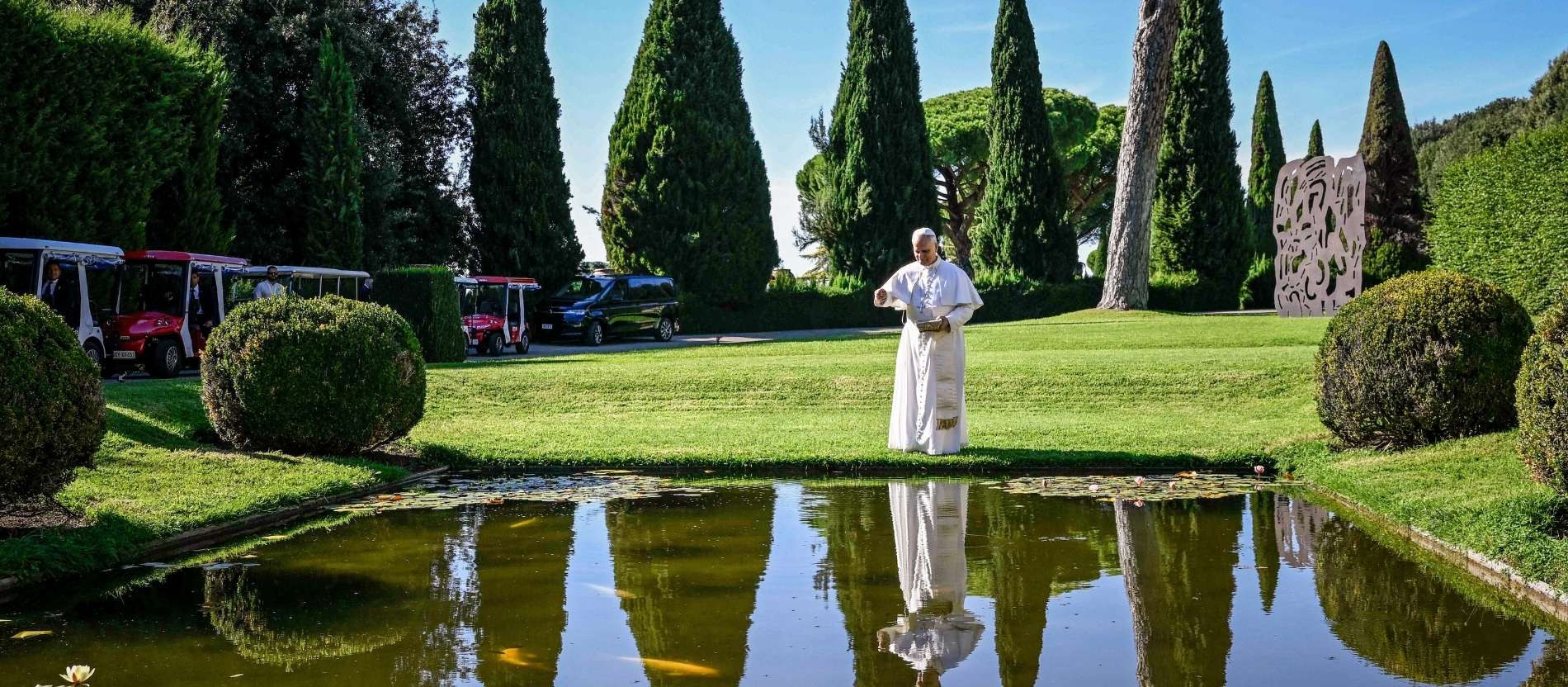 Papst Leo XIV. steht an einem Teich bei der Einweihung des Nachhaltigkeitszentrums "Borgo Laudato Si"