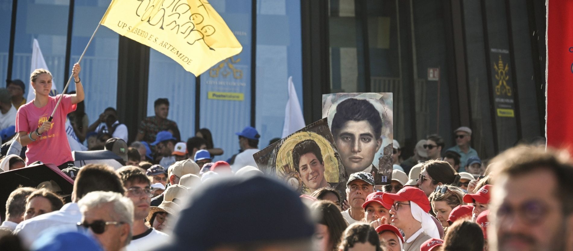 Menschenmenge während der Messe zur Heiligsprechung des seligen Carlo Acutis und des seligen Pier Giorgio Frassati